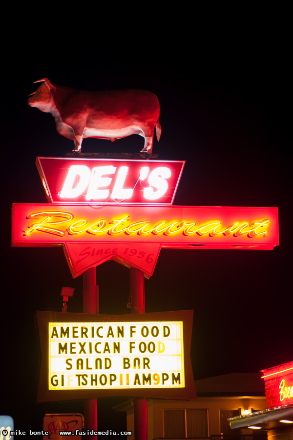 Del's Restaurant Neon