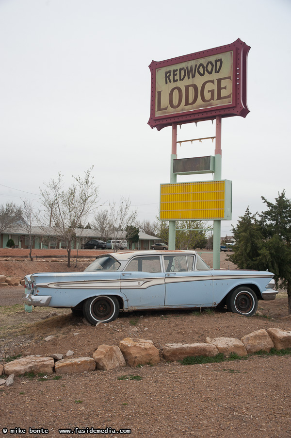 Redwood Lodge Motel Sign
